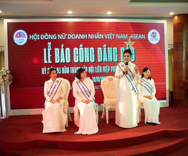 Hội Nữ doanh nhân Việt Nam - ASEAN báo công dâng Bác - Anh 3