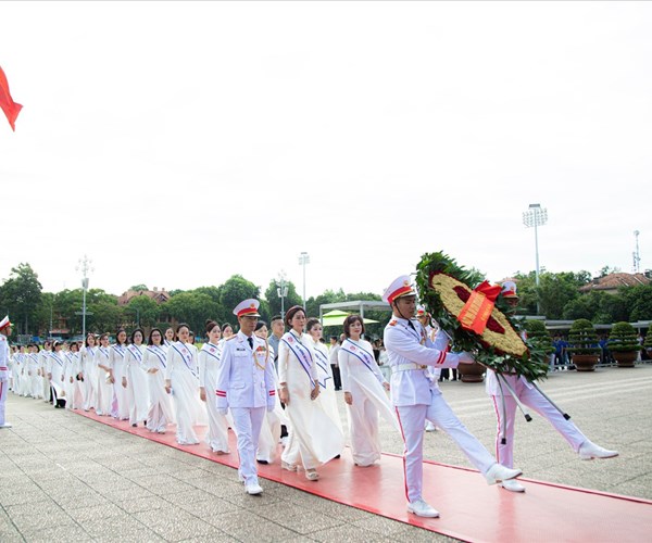 Hội Nữ doanh nhân Việt Nam - ASEAN báo công dâng Bác - Anh 1