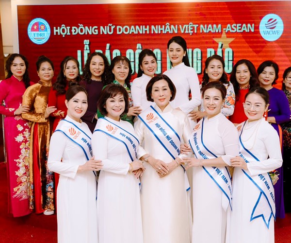 Hội Nữ doanh nhân Việt Nam - ASEAN báo công dâng Bác - Anh 4