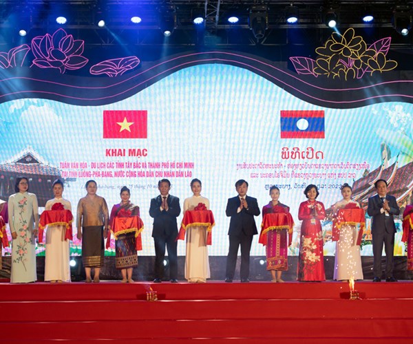 Khai mạc Tuần Văn hóa - Du lịch vùng Tây Bắc và TP.HCM tại Luông Pha Băng - Anh 2