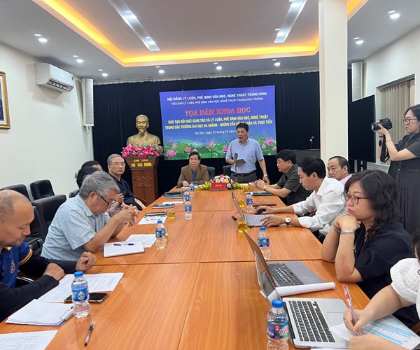 Chú trọng phát triển đội ngũ sáng tác và lý luận, phê bình trong trường đại học đa ngành - Anh 3