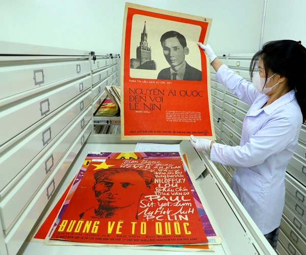 Nhung dang vien can man bao quan, so hoa nhung thuoc phim vo gia ve Dang va Bac Ho kinh yeu - Anh 10