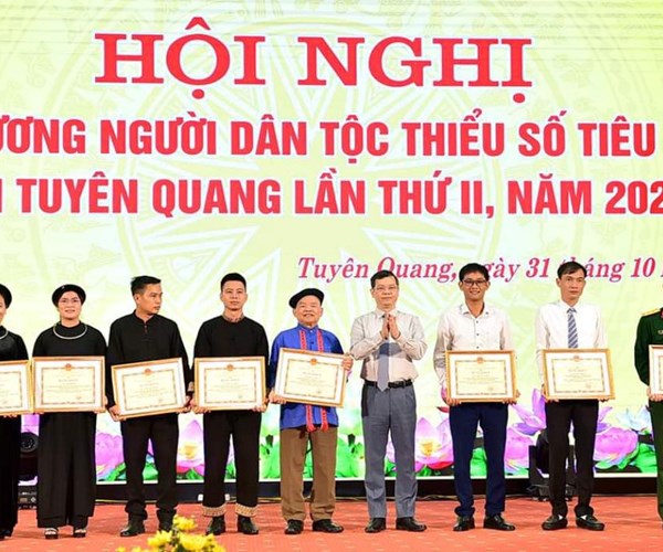 Tuyên Quang biểu dương người dân tộc thiểu số tiêu biểu - Anh 1