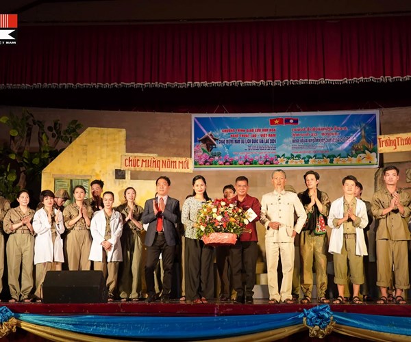 Kiều bào xúc động khi được xem kịch về Bác Hồ - Anh 1