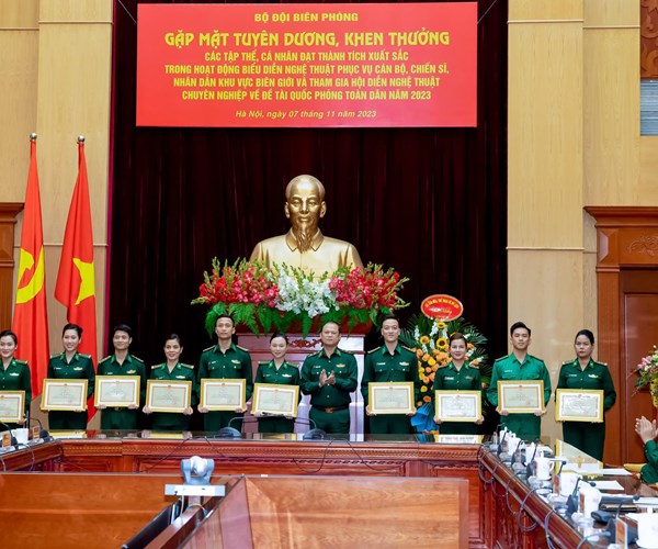 Tuyên dương, khen thưởng Đoàn Văn công Bộ đội Biên phòng - Anh 2