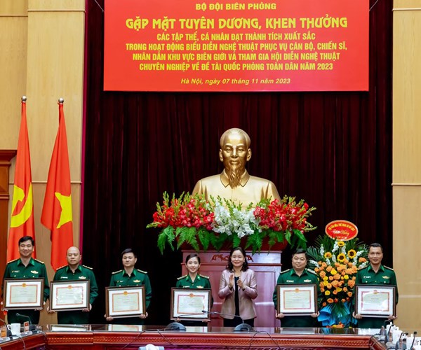 Tuyên dương, khen thưởng Đoàn Văn công Bộ đội Biên phòng - Anh 1
