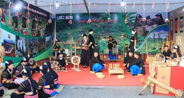 Khơi dậy lòng tự hào về trang phục truyền thống các dân tộc thiểu số - Anh 2