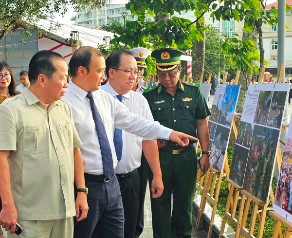 Kiên Giang khai mạc Triển lãm ảnh “Tự hào một dải biên cương” - Anh 1