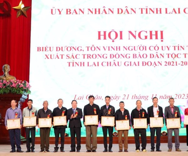 Lai Châu tôn vinh người có uy tín tiêu biểu trong đồng bào dân tộc thiểu số - Anh 2