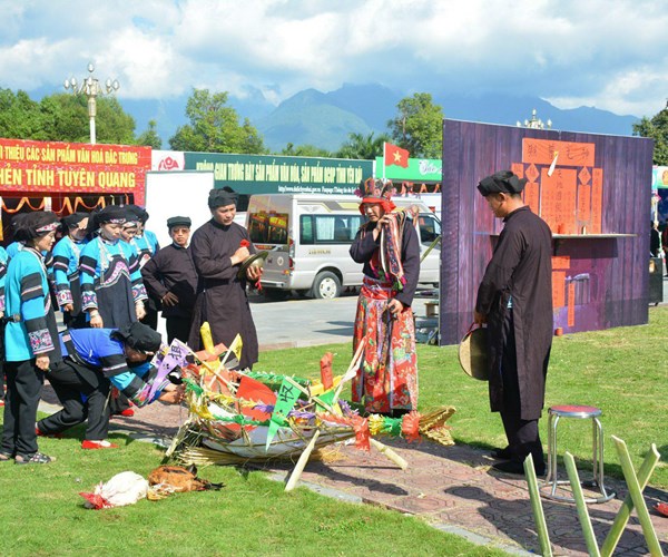 Le duoi ma hoa “Nhe kho sinh” phong tuc tot dep cua nguoi Bo Y - Anh 1