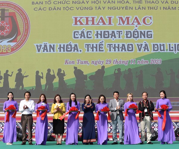Khai mac cac hoat dong Ngay hoi VHTTDL cac dan toc vung Tay Nguyen - Anh 1