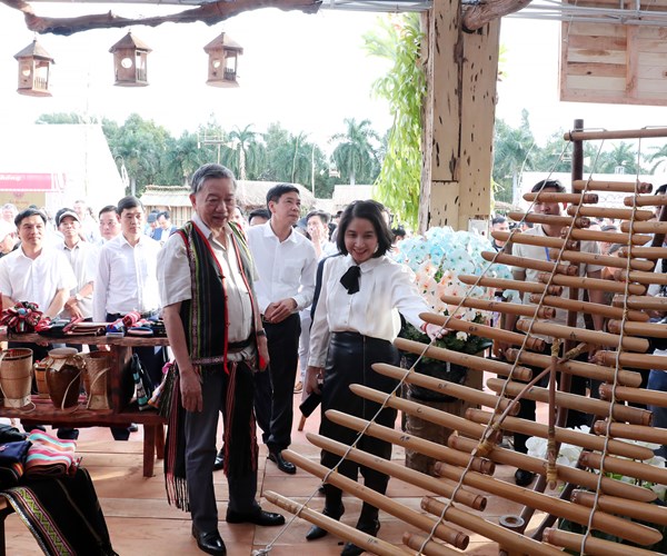 Dai tuong To Lam tham hoi cac nghe nhan tham gia Ngay hoi VHTTDL cac dan toc vung Tay Nguyen - Anh 13