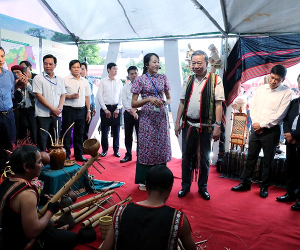 Dai tuong To Lam tham hoi cac nghe nhan tham gia Ngay hoi VHTTDL cac dan toc vung Tay Nguyen - Anh 14