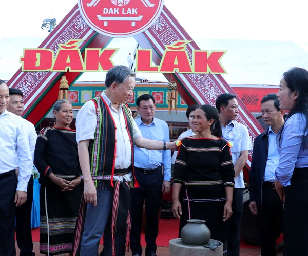 Dai tuong To Lam tham hoi cac nghe nhan tham gia Ngay hoi VHTTDL cac dan toc vung Tay Nguyen - Anh 15