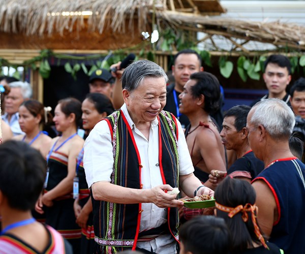 Dai tuong To Lam tham hoi cac nghe nhan tham gia Ngay hoi VHTTDL cac dan toc vung Tay Nguyen - Anh 16