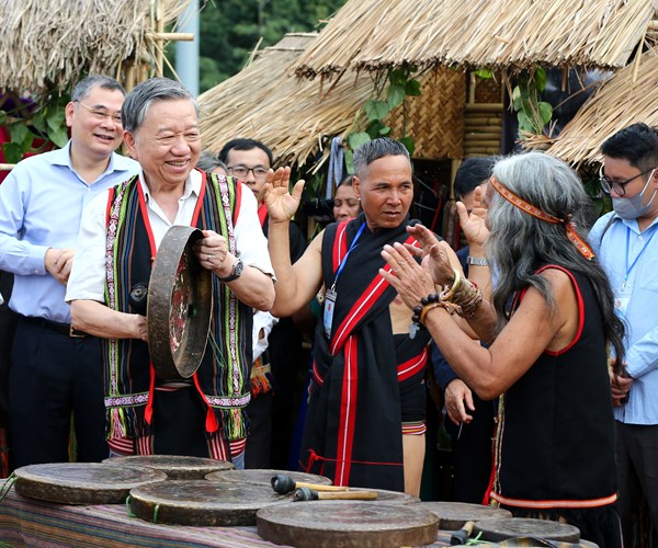 Dai tuong To Lam tham hoi cac nghe nhan tham gia Ngay hoi VHTTDL cac dan toc vung Tay Nguyen - Anh 6