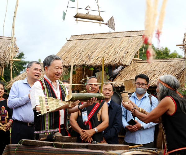 Dai tuong To Lam tham hoi cac nghe nhan tham gia Ngay hoi VHTTDL cac dan toc vung Tay Nguyen - Anh 7