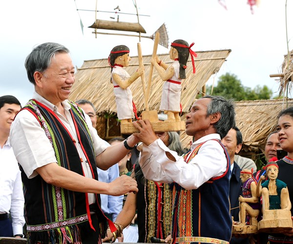 Dai tuong To Lam tham hoi cac nghe nhan tham gia Ngay hoi VHTTDL cac dan toc vung Tay Nguyen - Anh 8