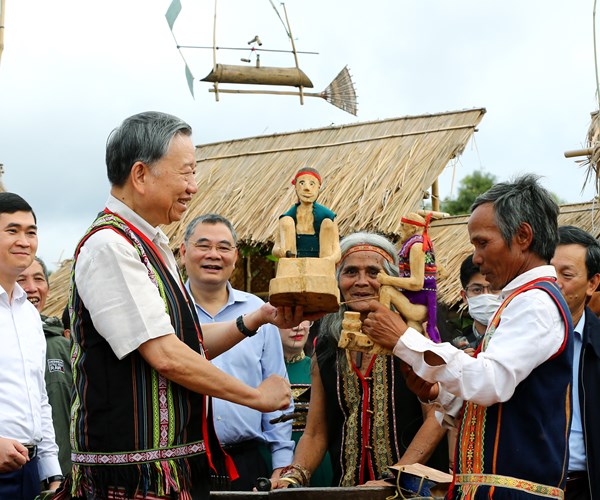 Dai tuong To Lam tham hoi cac nghe nhan tham gia Ngay hoi VHTTDL cac dan toc vung Tay Nguyen - Anh 9