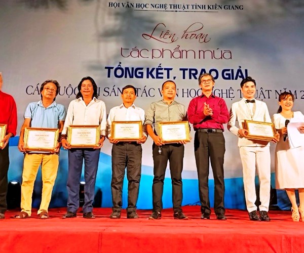 Kiên Giang trao giải cuộc thi sáng tác văn học nghệ thuật - Anh 1