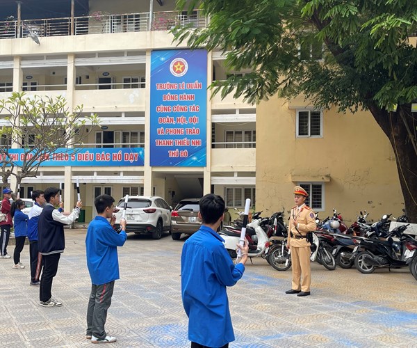 Tập huấn đội hình hướng dẫn giao thông của Thành đoàn Hà Nội - Anh 1