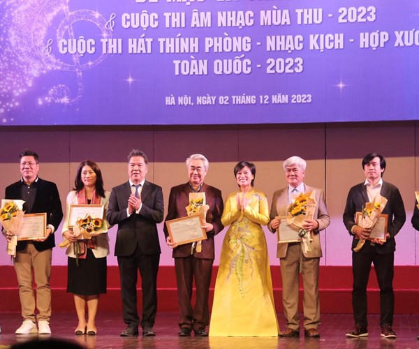 Trao giải Cuộc thi Âm nhạc Mùa thu - 2023 và Cuộc thi hát Thính phòng - Nhạc kịch - Hợp xướng toàn quốc - 2023 - Anh 4