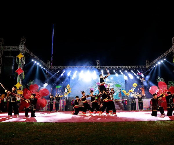 Lung linh sac mau van hoa noi thuong nguon Song Da - Anh 2