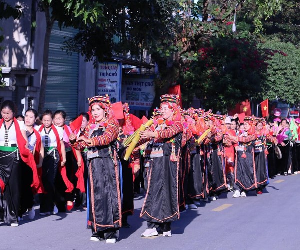 Lung linh sac mau van hoa noi thuong nguon Song Da - Anh 9