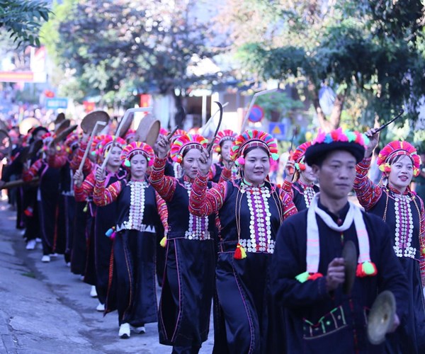 Lung linh sac mau van hoa noi thuong nguon Song Da - Anh 8