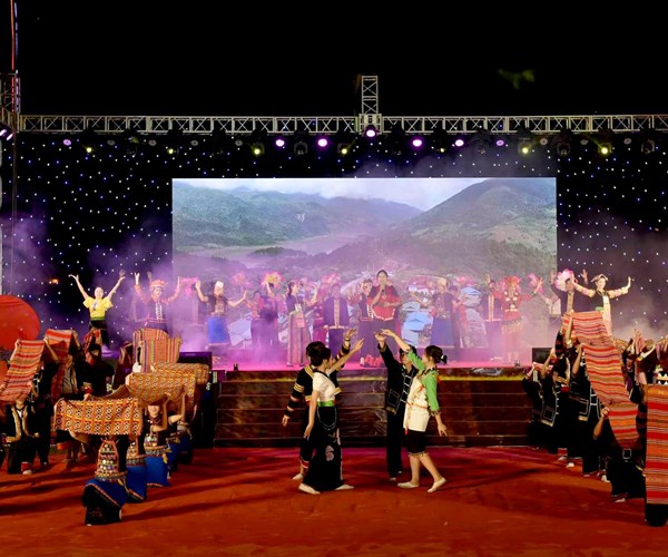 Lung linh sac mau van hoa noi thuong nguon Song Da - Anh 3
