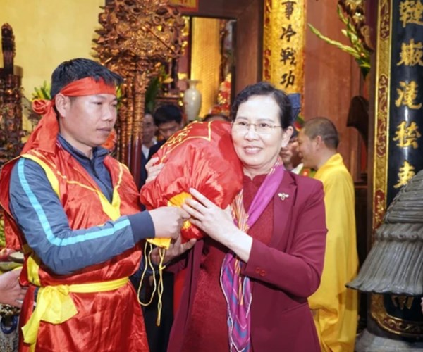 Lễ phát lương Đức Thánh Trần tại đền Trần Thương - Anh 2