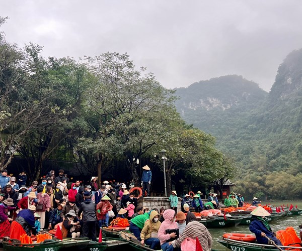 Ninh Bình: Khu du lịch Tràng An quá tải vì hàng nghìn du khách đổ về - Anh 5