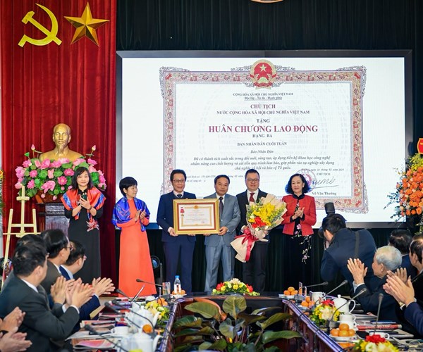 Báo Nhân Dân cuối tuần kỷ niệm 35 năm ra số đầu tiên và đón nhận Huân chương Lao động hạng Ba - Anh 1