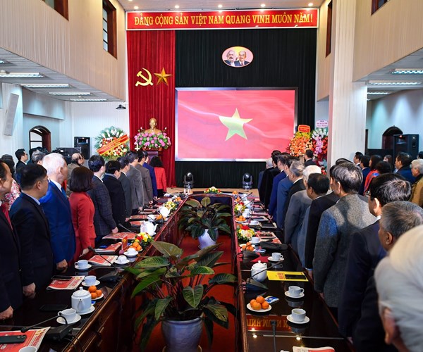Báo Nhân Dân cuối tuần kỷ niệm 35 năm ra số đầu tiên và đón nhận Huân chương Lao động hạng Ba - Anh 3