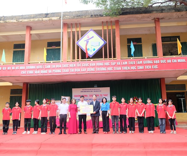 Công đoàn Khối Di sản - Văn hóa cơ sở với Chương trình “Gieo mầm tri thức” và tặng quà cho học sinh có hoàn cảnh khó khăn - Anh 1