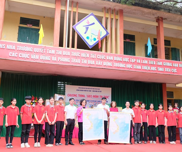 Công đoàn Khối Di sản - Văn hóa cơ sở với Chương trình “Gieo mầm tri thức” và tặng quà cho học sinh có hoàn cảnh khó khăn - Anh 2