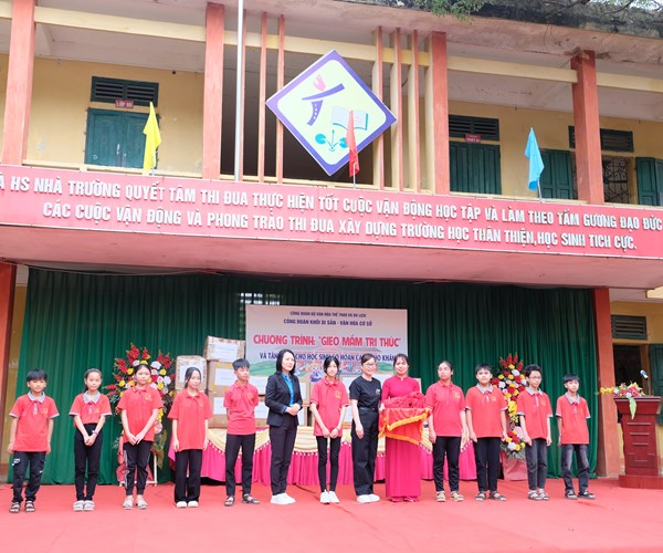 Công đoàn Khối Di sản - Văn hóa cơ sở với Chương trình “Gieo mầm tri thức” và tặng quà cho học sinh có hoàn cảnh khó khăn - Anh 4