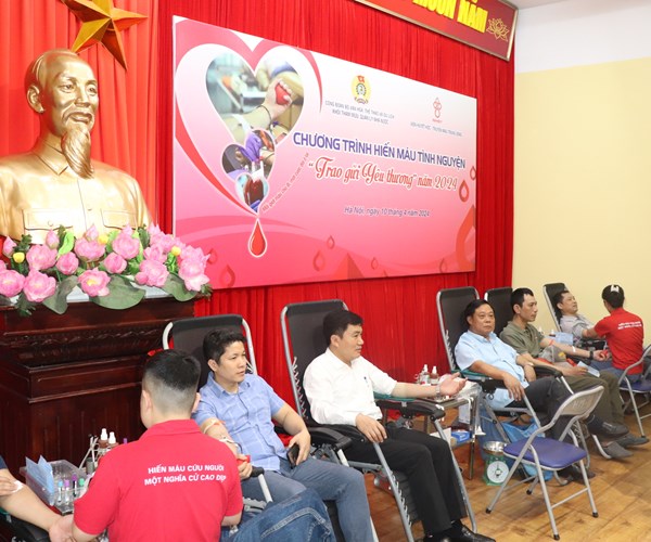 Công đoàn Khối Tham mưu quản lý nhà nước tổ chức hiến máu tình nguyện - Anh 1