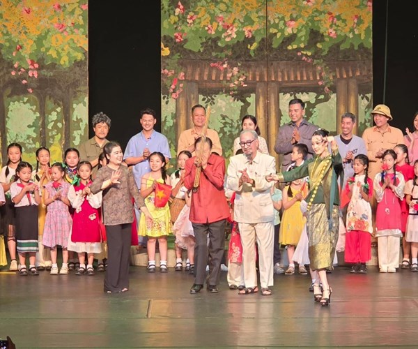 Sân khấu Lệ Ngọc công diễn vở kịch 
