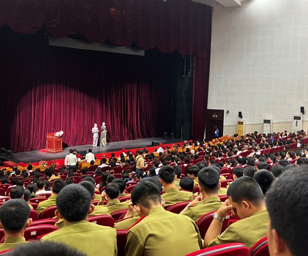 Sân khấu Lệ Ngọc công diễn vở kịch 