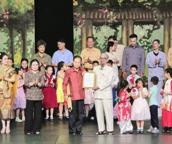 Sân khấu Lệ Ngọc công diễn vở kịch 