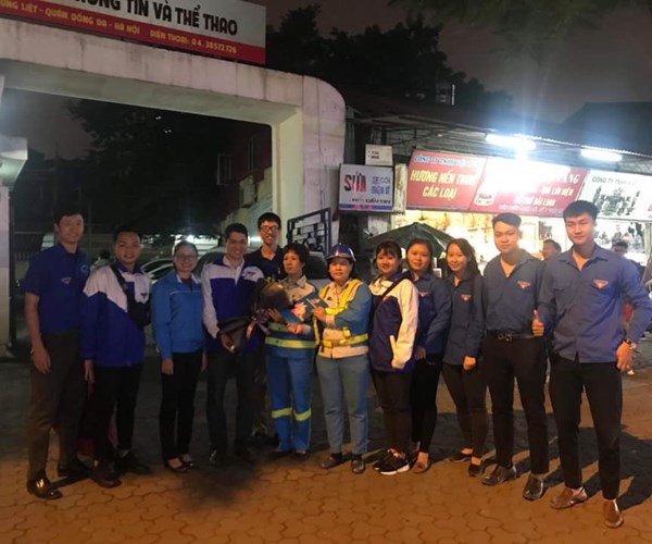 “Hoa về trên phố” : Nét đẹp trong ứng xử của người Hà Nội - Anh 3