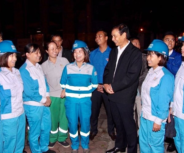 “Hoa về trên phố” : Nét đẹp trong ứng xử của người Hà Nội - Anh 1