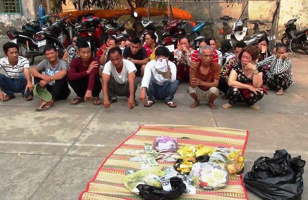Kiên Giang: Bắt quả tang 28 đối tượng đánh bạc ở khu đất trống - Anh 1