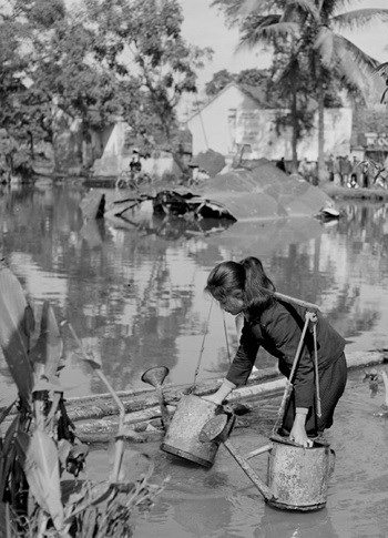 “Pháo đài bay rụng đỏ mặt hồ” - Anh 3
