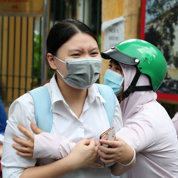 Phụ huynh, thí sinh vỡ òa cảm xúc sau môn thi cuối cùng - Anh 5