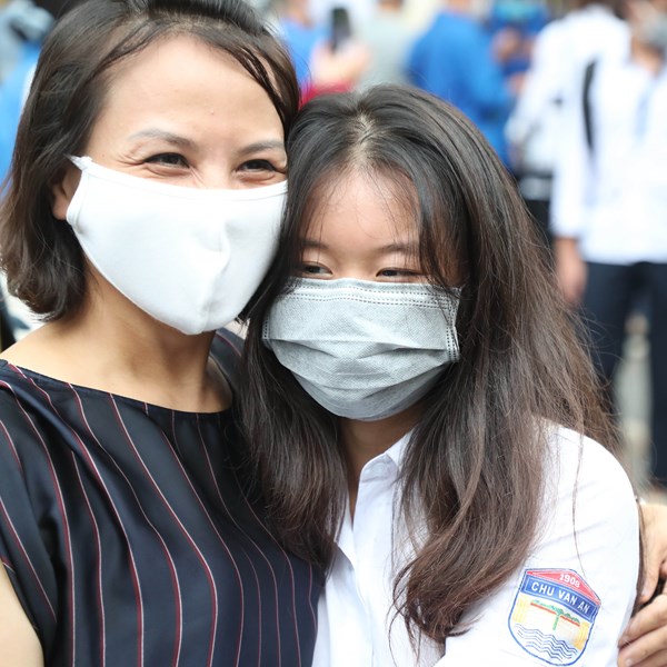 Phụ huynh, thí sinh vỡ òa cảm xúc sau môn thi cuối cùng - Anh 6