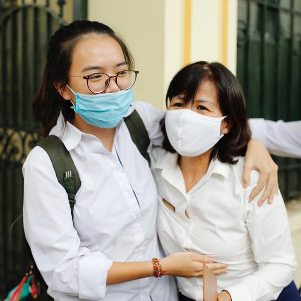 Phụ huynh, thí sinh vỡ òa cảm xúc sau môn thi cuối cùng - Anh 8