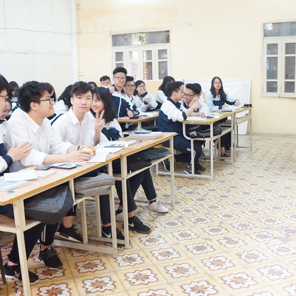 VỤ BA HỌC SINH BỊ VỮA TRẦN PHÒNG HỌC RƠI TRÚNG ĐẦU: Xem thường tính mạng học sinh? - Anh 1