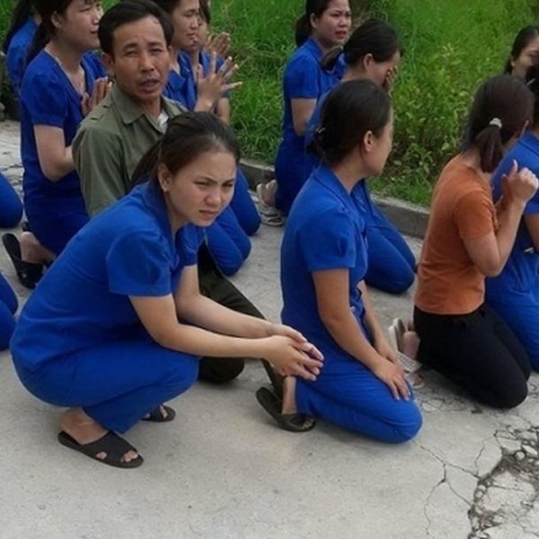 ​Hành động quỳ xin của hàng chục giáo viên mầm non(Nghệ An): Xin đừng làm trò! - Anh 1